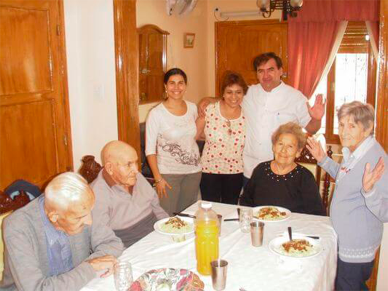 Equipo humano dedicado al cuidado del adulto mayor